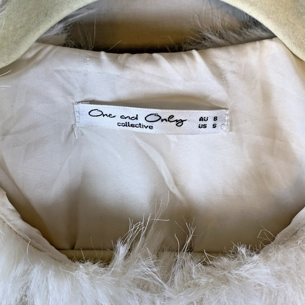One and Only Fuzzy Cream Jacket NWT Small White Faux Fur Hook & Eye Closure - Picture 2 of 11